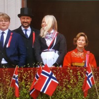 Kongefamilien fra slottet - NrkTV 17. mai