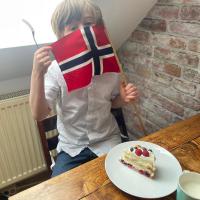 Tim nyter mormor Evelyns bløtkake og flagget..