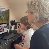 Evelyn og Tim følger 17. mai på nrkTV fra slottet